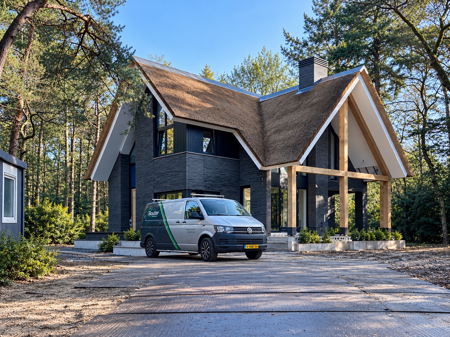 Moderne villa met rieten dak en werkbus van Bouter Schilderwerken